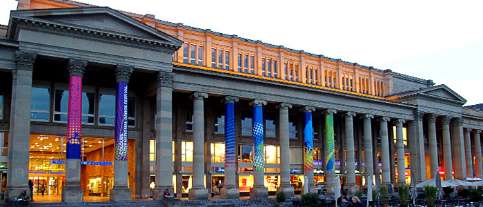 COLOURS – INTERNATIONAL DANCE FESTIVAL Stuttgart 2015. Die Säulen am Königsbau im neuen Digitaldruck Kleid.
