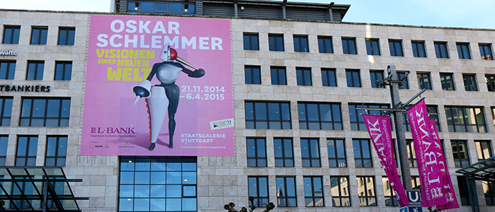 Fassadenbanner für Oskar Schlemmer "Visionen einer neuen Welt" Ausstellung Staatsgalerie 21.11.2014 - 06.04.2015